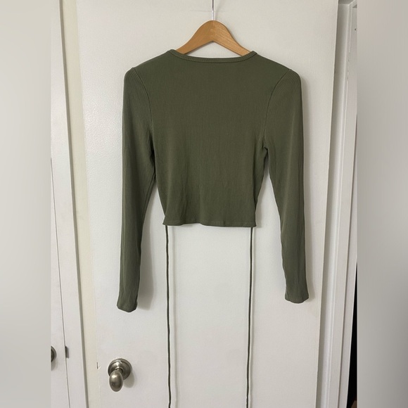 Abercrombie & Fitch olive green long sleeve ribbed crop top​ - Picture 3 of 5